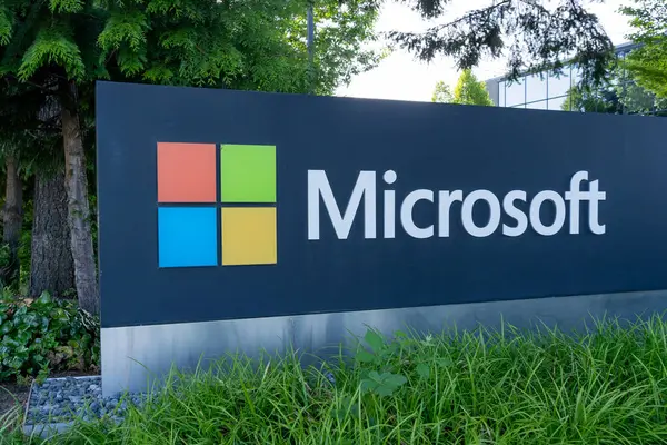 Redmond, WA, ABD - 15 Haziran 2023: Microsoft yer işareti Redmond, Washington, ABD 'deki genel merkezinde. Microsoft Corporation, Amerikan çokuluslu teknoloji şirketidir.