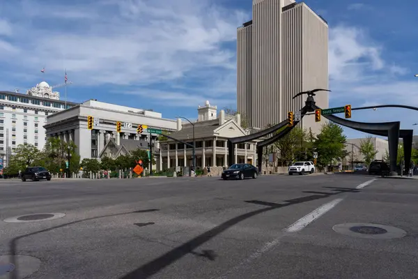 Salt Lake City, Utah, ABD - 12 Mayıs 2023: Salt Lake City, Utah, ABD 'deki Eagle Gate Anıtı. 1859 'da dikilen Kartal Kapısı anıtı tarihi bir anıttır.. 