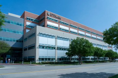 Houston, Teksas, ABD - 3 Nisan 2024: Houston 'daki UTHealth University of Texas Health Science Center, ABD' deki Houston, Teksas Tıp Merkezi 'ndeki binanın üzerindeki tabela.