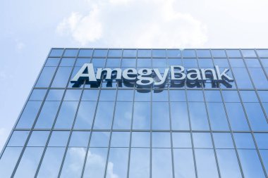 Houston, Teksas, ABD - 7 Nisan 2024: Houston, Teksas 'taki Amegy Bank genel merkezi. Teksas Amegy Bankası bir Amerikan bankasıdır..