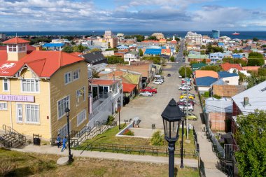 Punta Arenas, Şili - 30 Ocak 2023: Punta Arenas, Şili 'yi ziyaret eden insanlar. Punta Arenas, Şili 'nin Patagonya bölgesinin en güneyinde yer alan bir şehirdir.
