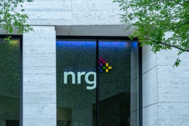 Houston, Teksas, ABD - 14 Nisan 2024: NRG logo işareti Houston, Teksas, ABD 'deki genel merkez binasında. NRG Enerji, Inc. bir Amerikan enerji şirketidir.