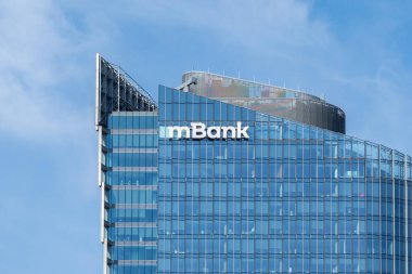 Varşova, Polonya - 27 Temmuz 2024: mBank karargahı Varşova, Polonya.