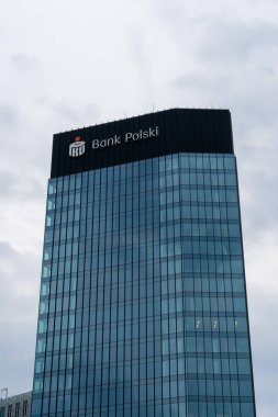 Varşova, Polonya - 27 Temmuz 2024: Bank Polski merkezi Varşova, Polonya. Bank Polski çok uluslu bir bankacılık ve finans hizmetleri şirketidir.