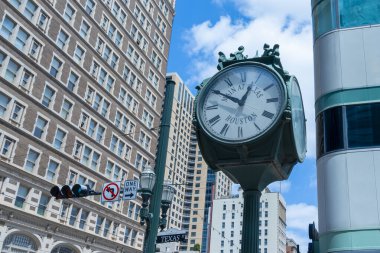 Houston, Teksas, ABD - 14 Nisan 2024: Tarihi Şehir Saati 'nin arka planında binalar var Houston, TX, ABD şehir merkezindeki Teksas Caddesi' nde.