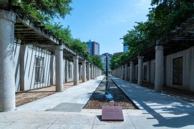 Houston, Teksas, ABD - 3 Nisan 2024: Gus S. ve Lyndall F. Wortham Park Houston, Teksas Tıp Merkezi, ABD.