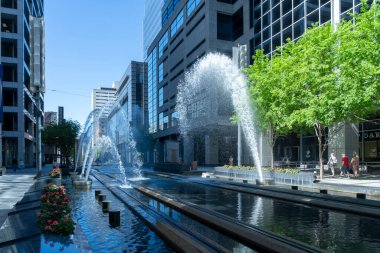 Houston, Teksas, ABD - 4 Nisan 2024: METRORail Main Street Square Fountains Houston, Teksas, ABD.