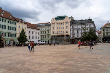 Bratislava, Slovakya - 5 Ağustos 2024: Bratislava, Slovakya 'daki Eski Şehrin Ana Meydanı.
