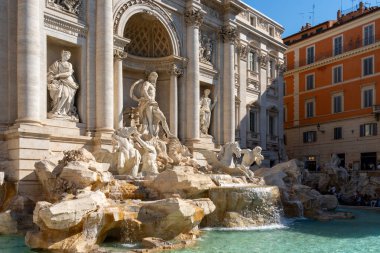 Roma, İtalya - 10 Ağustos 2024: Trevi Çeşmesi, İtalya. Trevi Çeşmesi, İtalyanca: Fontana di Trevi 18. yüzyıldan kalma bir çeşmedir..
