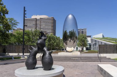 Houston, Teksas, ABD - 11 Nisan 2024: Houston, TX, ABD 'deki Güzel Sanatlar Müzesinde Cullen Heykel Bahçesi. Lillie ve Hugh Roy Cullen Heykel Bahçesi bir heykel bahçesi.