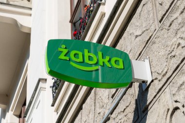 Krakow, Polonya - 30 Temmuz 2024: Binanın üzerindeki Zabka amblemini kapatın. Krabow, Polonya. Zabka bir market zinciri..