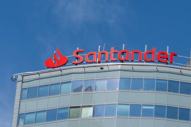 Varşova, Polonya - 27 Temmuz 2024: Santander Bank logosunu kapatın ve Polonya 'nın Varşova kentindeki ofis binasını imzalayın.