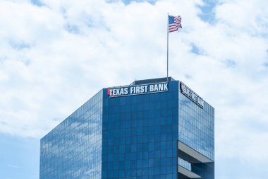 Houston, Teksas, ABD - 13 Nisan 2024: Houston, TX, ABD 'deki Teksas First Bank ofisi.