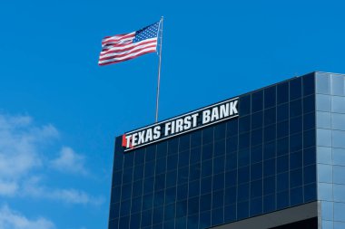 Houston, Teksas, ABD - 14 Nisan 2024: Texas First Bank Bank Center on Katy Frwy, TX, ABD