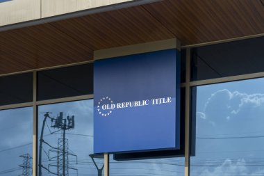 Houston, Teksas, ABD - 7 Nisan 2024: Houston, Teksas, ABD 'deki binada eski cumhuriyet unvanı işareti. Eski Cumhuriyet Başlık Şirketi tapu sigortası poliçeleri ve ilgili gayrimenkul ürünleri sunar