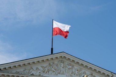 Varşova, Polonya - 27 Temmuz 2024: Polonya Ulusal Bayrağı Polonya 'nın Varşova kentindeki binada 