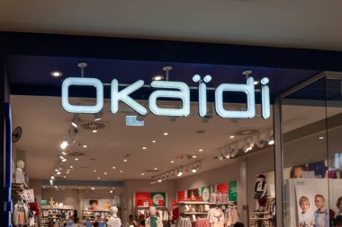Roma, İtalya - 12 Ağustos 2024: Bir alışveriş merkezindeki dükkanlarında Okaidi amblemini kapatın. Roma, İtalya. Okaidi Obaibi, çocuklar için hazır giyim markası.