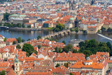 Prag, Çek Cumhuriyeti - 7 Ağustos 2024: Çek Cumhuriyeti 'nin Prag kentindeki tepeden Vltava nehrine Charles Köprüsü ile bağlı olan eski kasaba ve Küçük Şehir' in havadan görünüşü