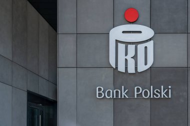 Varşova, Polonya - 27 Temmuz 2024: Polonya 'nın Varşova kentindeki ofis binasının PKO Bank Polski logosunun kapatılması. PKO Bank Polski S.A. çok uluslu bir bankacılık ve finans hizmetleri şirketidir.