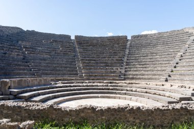 Pompeii, Napoli, İtalya - 11 Ağustos 2024: İtalya 'nın Napoli kentindeki Pompei kalıntıları. Pompeii, M.S. 79 yılında Vesuvius 'un patlamasından sonra küllere gömülen bir Roma şehridir.. 