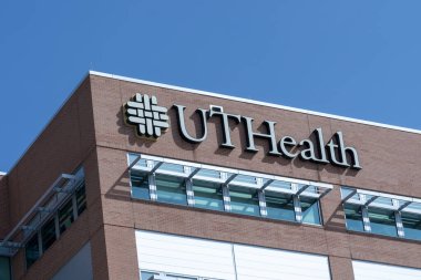 Houston, Teksas, ABD - 3 Nisan 2024: Houston 'daki UTHealth University of Texas Health Science Center, ABD' deki Houston, Teksas Tıp Merkezi 'ndeki binanın üzerindeki tabela.