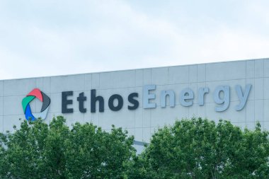 Pearland, Teksas, ABD - 15 Nisan 2024: Pearland, Teksas, ABD 'deki tesislerindeki EthosEnergy logosu. EthosEnerji petrol, gaz ve enerji endüstrisi için ekipman hizmetleri sunuyor