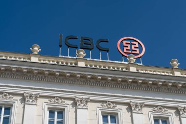 Varşova, Polonya - 27 Temmuz 2024: ICBC, Çin Sanayi ve Ticaret Bankası, Polonya 'nın Varşova kentindeki bina için imza ve logo. ICBC, çok uluslu bir Çin bankacılık şirketidir..