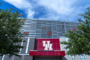 Houston, Teksas, ABD - 5 Nisan 2024: UH, Houston Üniversitesi, Houston, Teksas 'taki TDECO Stadyumu yakınlarındaki kampüste logo işareti.