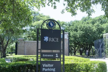 Houston, Teksas, ABD - 11 Nisan 2024: Houston, Teksas 'taki Rice Üniversitesi girişlerinden biri. William Marsh Rice Üniversitesi özel bir araştırma üniversitesidir.