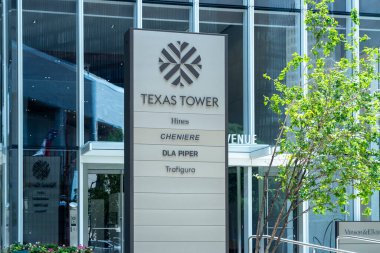Houston, Teksas, ABD - 14 Nisan 2024: Houston, Teksas, ABD 'de 845 Texas Bulvarı' nda Hines, ChENIthe, DLA PIPER ve Trafigura adlı bir şirket adına Texas Tower 'da bir rehber işareti.