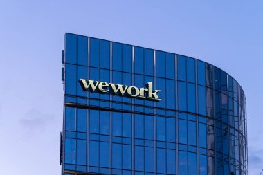 Varşova, Polonya - 28 Temmuz 2024: Varşova, Polonya 'daki ofis binasındaki WEWorK logosunun kapatılması. WeWork Inc., fiziksel ve sanal paylaşılan alanlar da dahil olmak üzere ortak çalışma alanları sağlayıcısıdır.