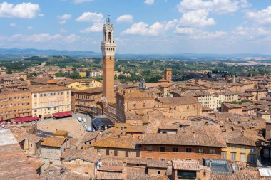 Santa, Toskana, İtalya - 20 Temmuz 2024: Santa, Toskana, İtalya 'daki Siena Katedrali' nin yan manzarası. Siena Katedrali, İtalyanca: Duomo di Siena bir ortaçağ kilisesi.