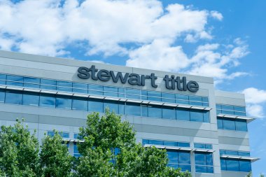 Houston, Teksas, ABD - 13 Nisan 2024: Houston, Teksas, ABD 'deki ofis binasının Stewart Unvan tabelası. Stewart Title Guaranty Şirketi küresel bir ünvan sigorta şirketi..
