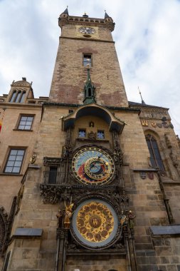 Prag, Çek Cumhuriyeti - 8 Ağustos 2024: Prag astronomik saati Prag, Çek Cumhuriyeti 'ndeki Old Town Hall' da. Prag astronomik saati bir ortaçağ astronomik saatidir..