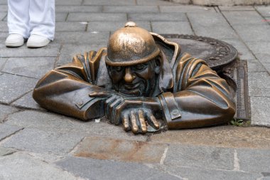 Bratislava, Slovakya - 5 Ağustos 2024: Bratislava, Slovakya 'da Küba kanalizasyon işçisi heykeli.
