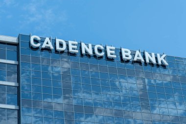 Houston, Teksas, ABD - 7 Nisan 2024: Cadence Bank, Houston, Teksas 'taki Park Towers' daki ofis binasına yakın tabela