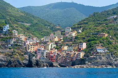 Cinque Terre, Liguria, İtalya - 23 Temmuz 2024: Monterosso manzarası, İtalya 'nın Sinque Terre kentindeki beş balıkçı köyünden biri, engebeli İtalyan Riviera kıyı şeridi üzerindeki bir dizi deniz kenarı köyü.