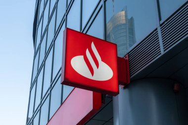 Varşova, Polonya - 28 Temmuz 2024: Binanın üzerindeki Santander Bank logosunu kapatın. Varşova, Polonya. Santander Bankası bir Amerikan bankasıdır.