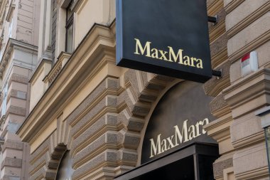 Viyana, Avusturya - 4 Ağustos 2024: Viyana, Avusturya 'daki dükkanlarındaki Max Mara ambleminin kapatılması. Max Mara bir İtalyan moda işidir..