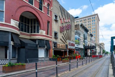 Houston, Teksas, ABD - 14 Nisan 2024: Houston, TX, ABD şehir merkezindeki Red Line Light Rail Preston istasyonu yakınlarındaki ana caddenin görüntüsü.