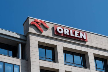 Varşova, Polonya - 27 Temmuz 2024: Varşova, Polonya 'daki ofis binasının Orlen şirket imzası ve logosu. Orlen Polonyalı çok uluslu petrol rafinerisi, petrol perakendecisi ve doğalgaz tüccarı..