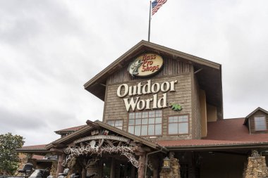 Pearland, Teksas, ABD - 15 Nisan 2024: Pearland, TX, ABD 'deki Bass Pro Shops mağazası. Bass Pro Shops, vahşi doğa temalı mağazaları ve avcılık, balıkçılık ve açık hava teçhizatlarıyla bilinen bir zincir..