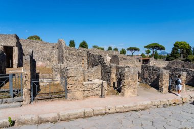 Pompeii, Napoli, İtalya - 11 Ağustos 2024: İtalya 'nın Napoli kentindeki Pompei kalıntıları. Pompeii, M.S. 79 yılında Vesuvius 'un patlamasından sonra küllere gömülen bir Roma şehridir.. 