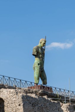 Pompeii, Napoli, İtalya - 11 Ağustos 2024: İtalya 'nın Napoli kentindeki Pompei kalıntıları. Pompeii, M.S. 79 yılında Vesuvius 'un patlamasından sonra küllere gömülen bir Roma şehridir.. 