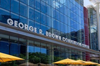 Houston, Teksas, ABD - 4 Nisan 2024: George R. Brown Kongre Merkezi Houston, Teksas, ABD. Brown Kongre Merkezi Houston 'ın en önemli toplantı alanı..