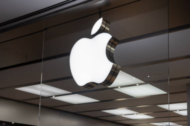 Roma, İtalya - 12 Ağustos 2024: Bir alışveriş merkezindeki Apple logosunun kapatılması. Roma, İtalya. Apple Inc., Amerikan çok uluslu bir teknoloji şirketidir..