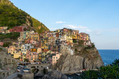 Cinque Terre, Liguria, İtalya - 22 Temmuz 2024: İtalya 'nın engebeli Riviera kıyı şeridi üzerinde bir dizi deniz kenarı köyü olan Cinque Terre, İtalya' nın beş balıkçı köyünden biri olan Vernazza 'nın görüntüsü.