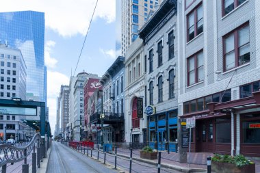 Houston, Teksas, ABD - 14 Nisan 2024: Houston, TX, ABD şehir merkezindeki Red Line Light Rail Preston istasyonu yakınlarındaki ana caddenin görüntüsü.