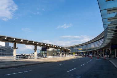 Mississauga, On, Kanada - 17 Temmuz 2024: Mississauga, On, Kanada 'daki Torontos Pearson Uluslararası Havalimanı 1 numaralı terminalin dış görüntüsü. Pearson Kanada 'daki en büyük ve en yoğun havaalanıdır..