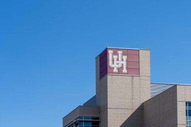 Houston, Teksas, ABD - 13 Mart 2022: Houston Üniversitesi logosu Houston, Teksas, ABD 'de. Houston Üniversitesi bir Amerikan devlet araştırma üniversitesidir. metin alanı.